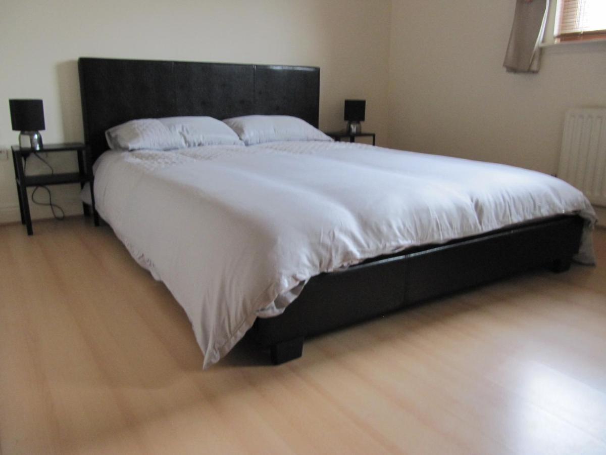 Cozy Off Road 2 Bedroom With Free Wi-fi And Private Parking Glasgow