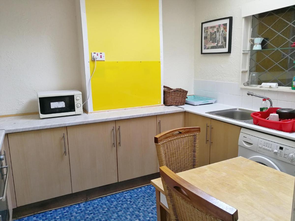 A Double Bedroom Near Centre Not In Great Condition Suitable For Short Glasgow