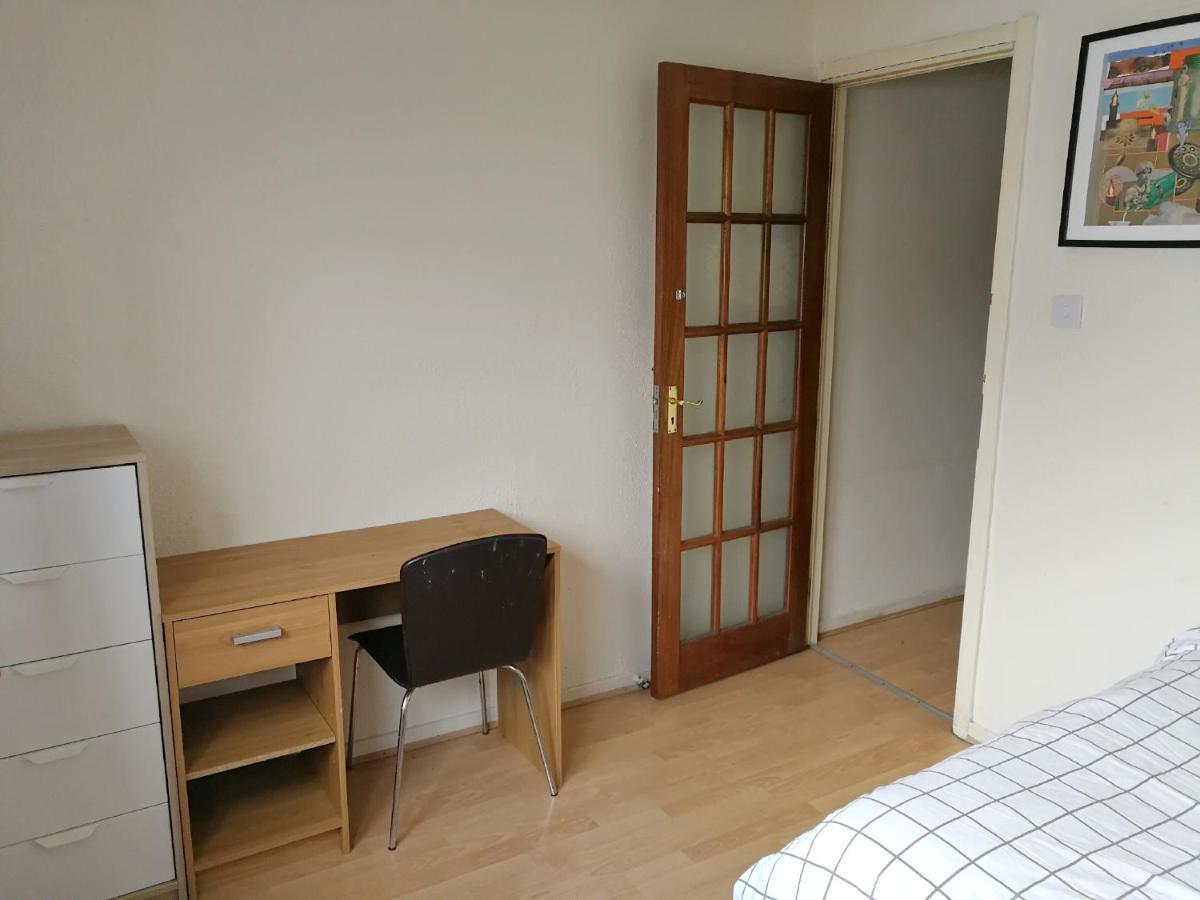 A Double Bedroom Near Centre Not In Great Condition Suitable For Short * Glasgow