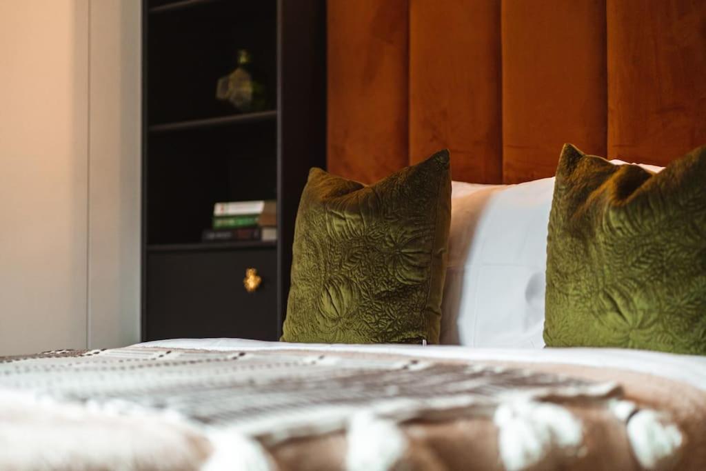 The West End Loft - 5* Retreat - Private Parking! Apartment