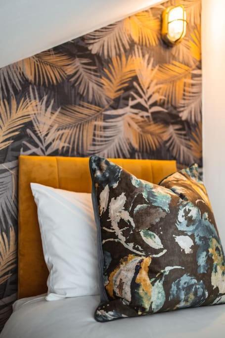 The West End Loft - 5* Retreat - Private Parking! *