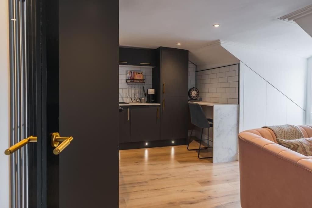 The West End Loft - 5* Retreat - Private Parking! Apartment *