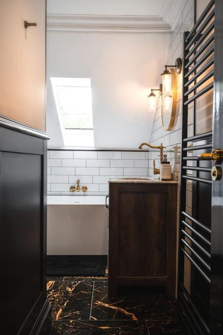 The West End Loft - 5* Retreat - Private Parking! *