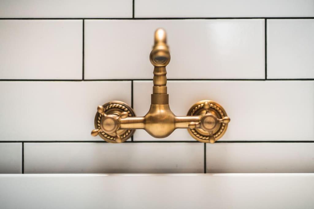 The West End Loft - 5* Retreat - Private Parking! *