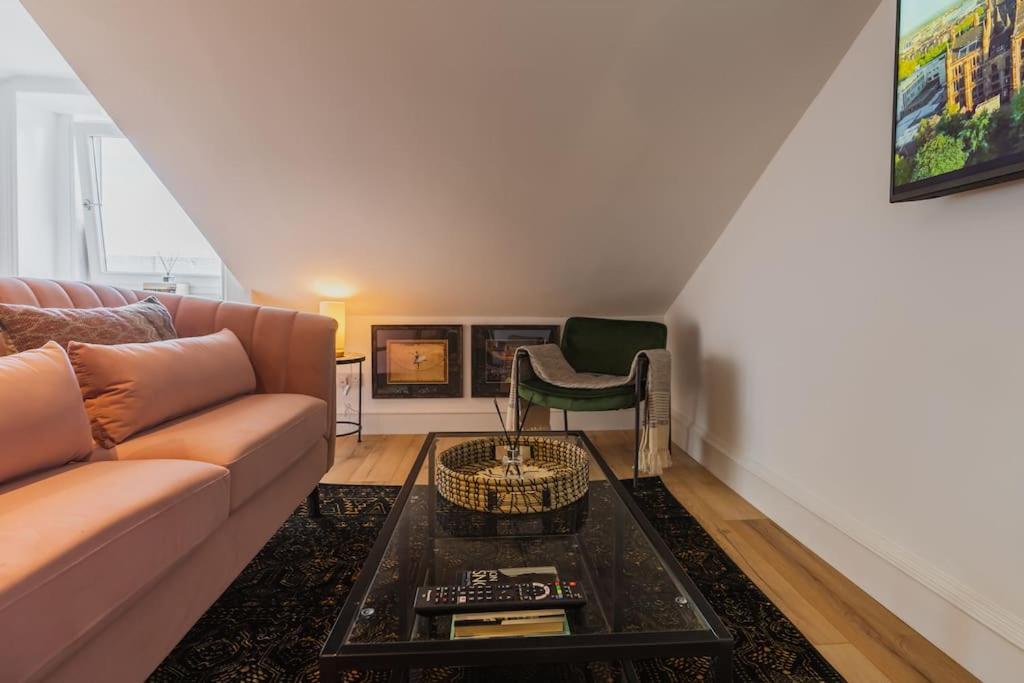The West End Loft - 5* Retreat - Private Parking! Apartment