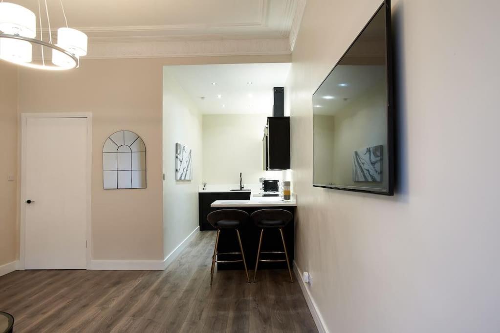 Apartment Spacious Recently Renovated Two Bedroom Property, Free Parking