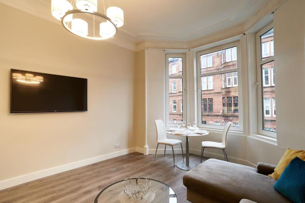 Apartment Spacious Recently Renovated Two Bedroom Property, Free Parking Glasgow