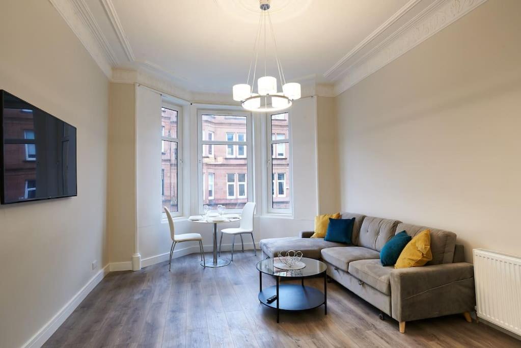 Spacious Recently Renovated Two Bedroom Property, Free Parking * Glasgow