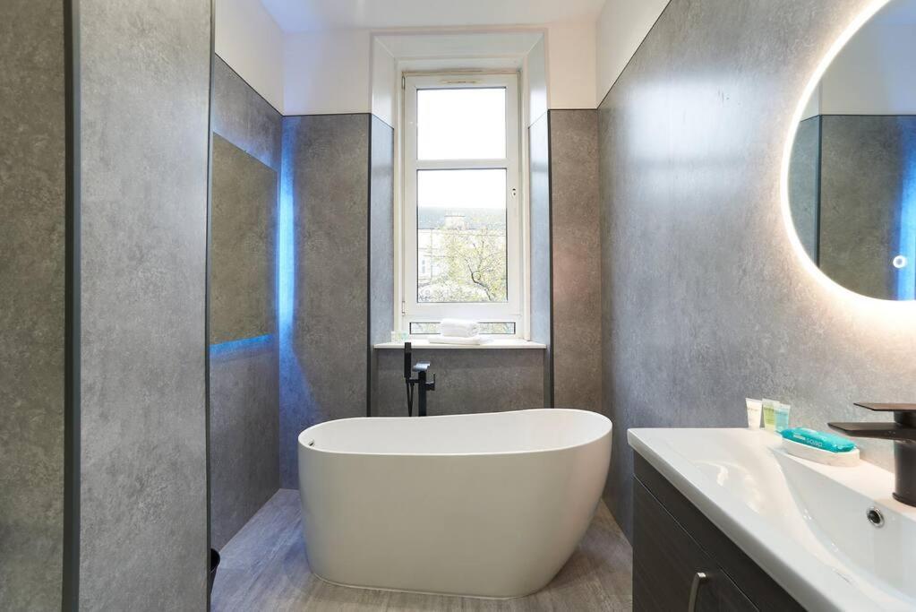 Spacious Recently Renovated Two Bedroom Property, Free Parking Apartment