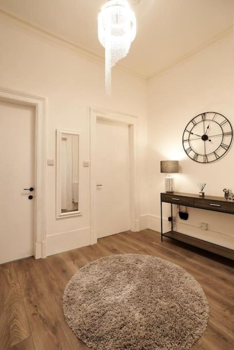 Spacious Recently Renovated Two Bedroom Property, Free Parking Apartment