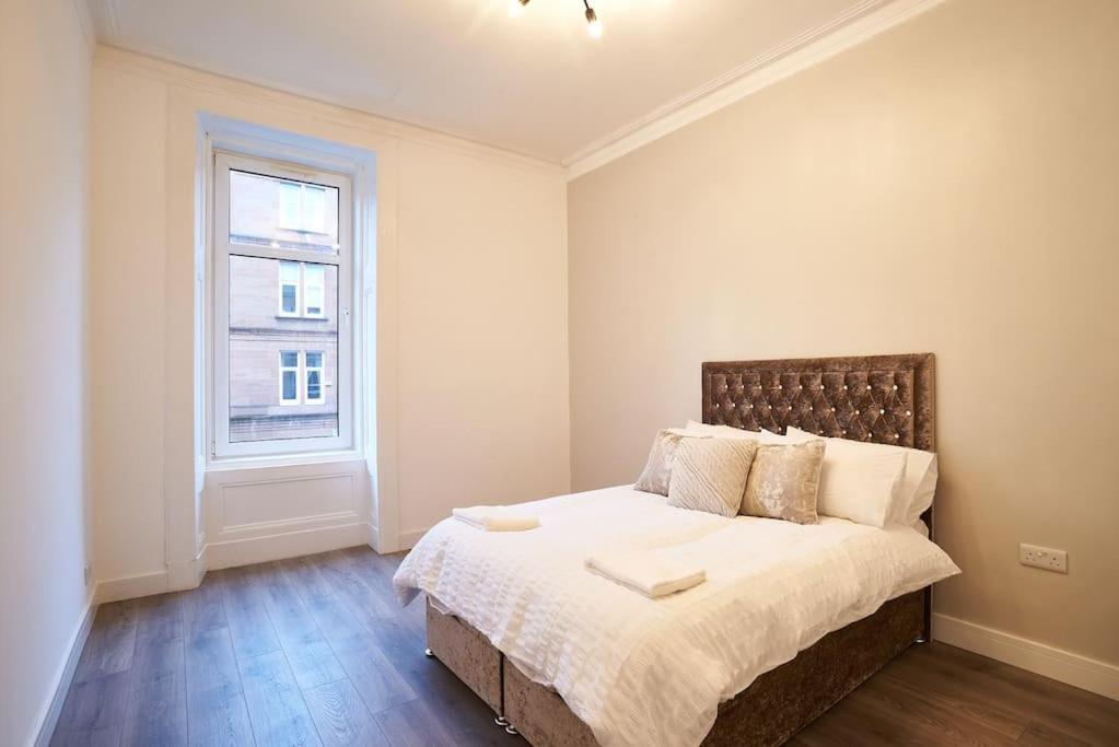Apartment Spacious Recently Renovated Two Bedroom Property, Free Parking *