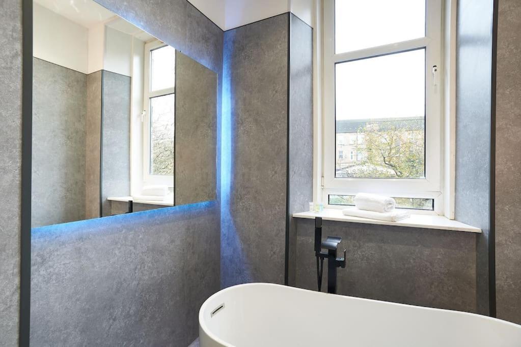 Apartment Spacious Recently Renovated Two Bedroom Property, Free Parking *