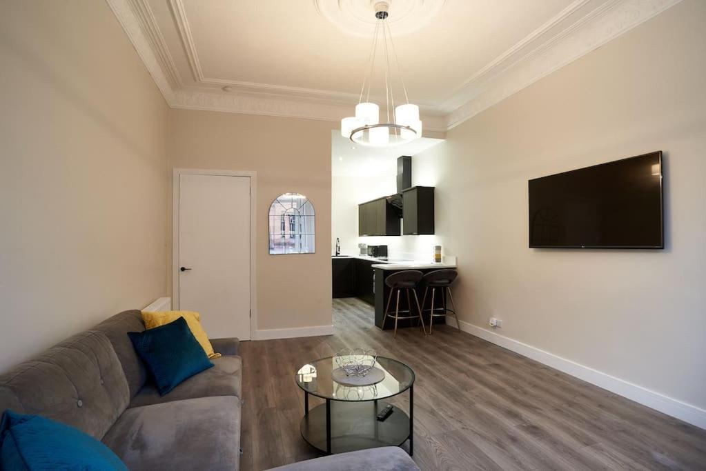 Spacious Recently Renovated Two Bedroom Property, Free Parking Glasgow