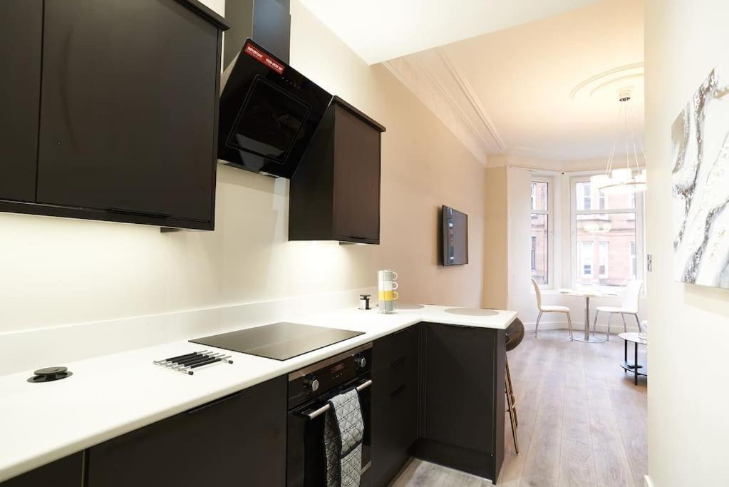 Spacious Recently Renovated Two Bedroom Property, Free Parking Apartment *