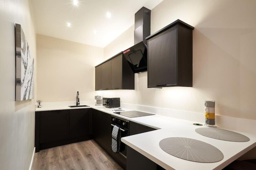 Spacious Recently Renovated Two Bedroom Property, Free Parking Apartment