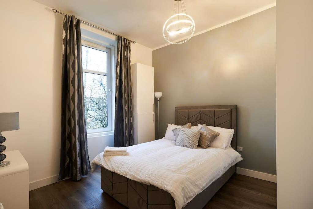 Spacious Recently Renovated Two Bedroom Property, Free Parking Apartment *