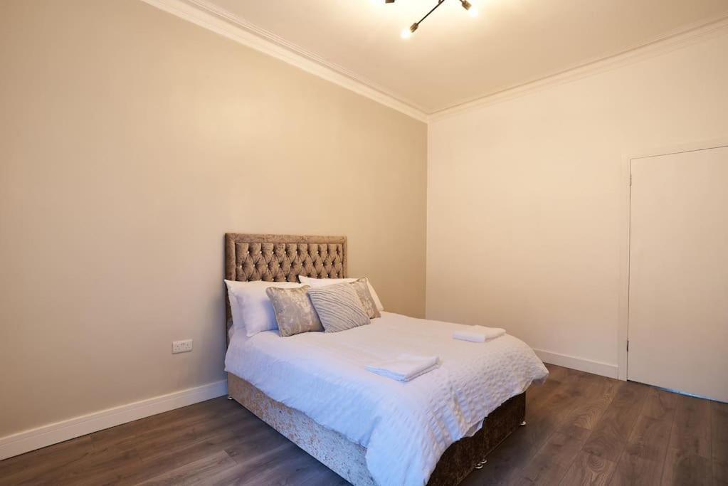 Spacious Recently Renovated Two Bedroom Property, Free Parking Apartment