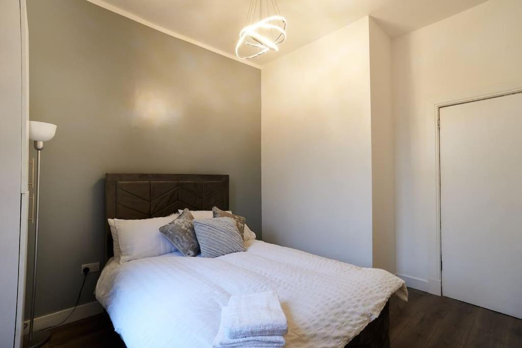Spacious Recently Renovated Two Bedroom Property, Free Parking Glasgow