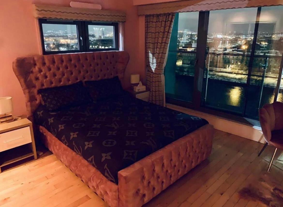 Apartment Designer Penthouse With Riverviews - G1 Centre, 3 Bedrooms, 2 Bathrooms, 1 Living / Kitchen. Full Floor, Wrap Around Terrace, Panoramic Views, Off Station / Buchanan Street