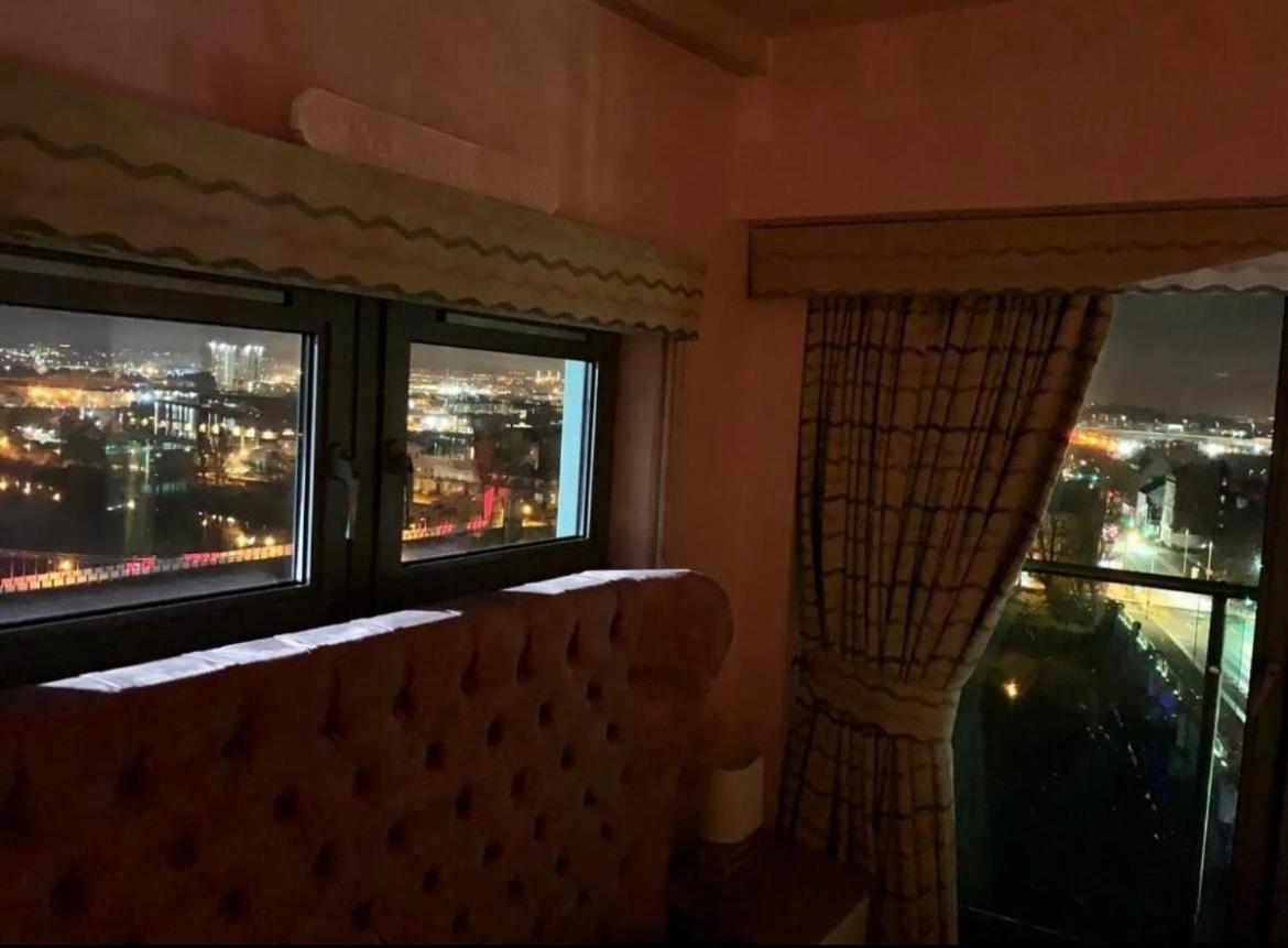 Designer Penthouse With Riverviews - G1 Centre, 3 Bedrooms, 2 Bathrooms, 1 Living / Kitchen. Full Floor, Wrap Around Terrace, Panoramic Views, Off Station / Buchanan Street Apartment *