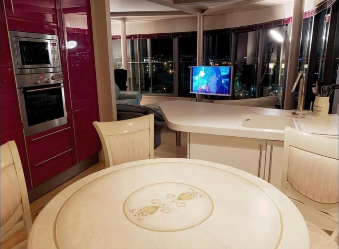 Designer Penthouse With Riverviews - G1 Centre, 3 Bedrooms, 2 Bathrooms, 1 Living / Kitchen. Full Floor, Wrap Around Terrace, Panoramic Views, Off Station / Buchanan Street Glasgow
