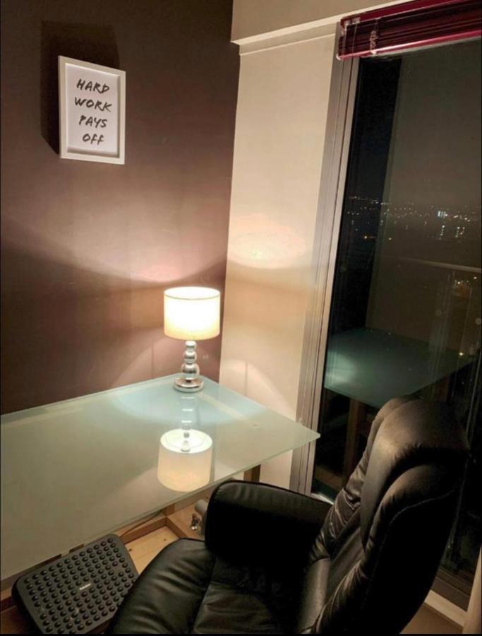 Designer Penthouse With Riverviews - G1 Centre, 3 Bedrooms, 2 Bathrooms, 1 Living / Kitchen. Full Floor, Wrap Around Terrace, Panoramic Views, Off Station / Buchanan Street Apartment