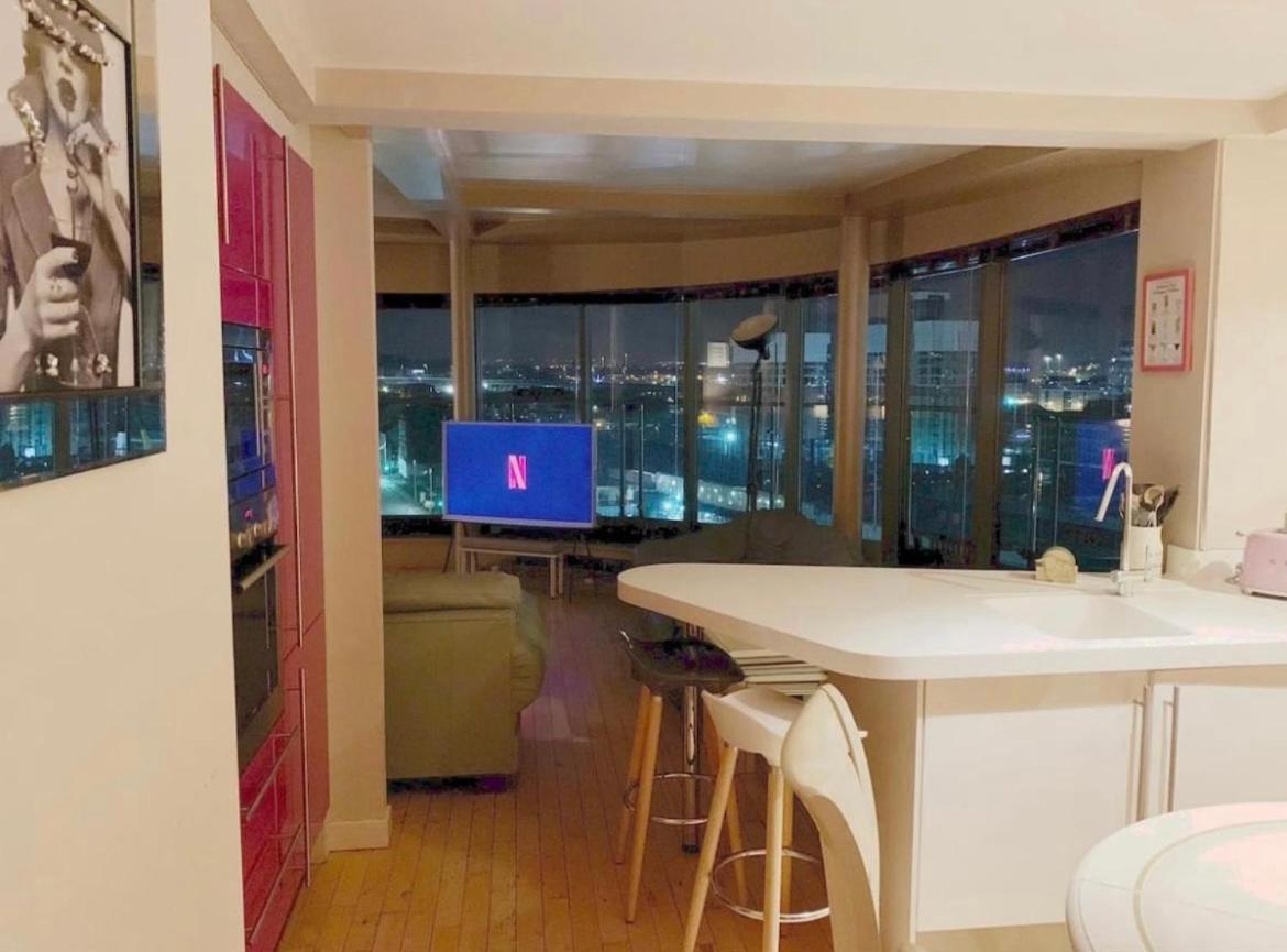 Designer Penthouse With Riverviews - G1 Centre, 3 Bedrooms, 2 Bathrooms, 1 Living / Kitchen. Full Floor, Wrap Around Terrace, Panoramic Views, Off Station / Buchanan Street Apartment Glasgow