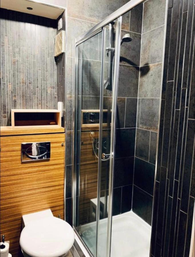 Apartment Designer Penthouse With Riverviews - G1 Centre, 3 Bedrooms, 2 Bathrooms, 1 Living / Kitchen. Full Floor, Wrap Around Terrace, Panoramic Views, Off Station / Buchanan Street *