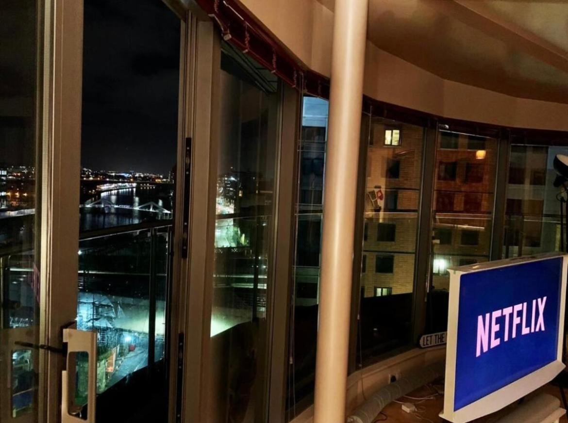 Apartment Designer Penthouse With Riverviews - G1 Centre, 3 Bedrooms, 2 Bathrooms, 1 Living / Kitchen. Full Floor, Wrap Around Terrace, Panoramic Views, Off Station / Buchanan Street