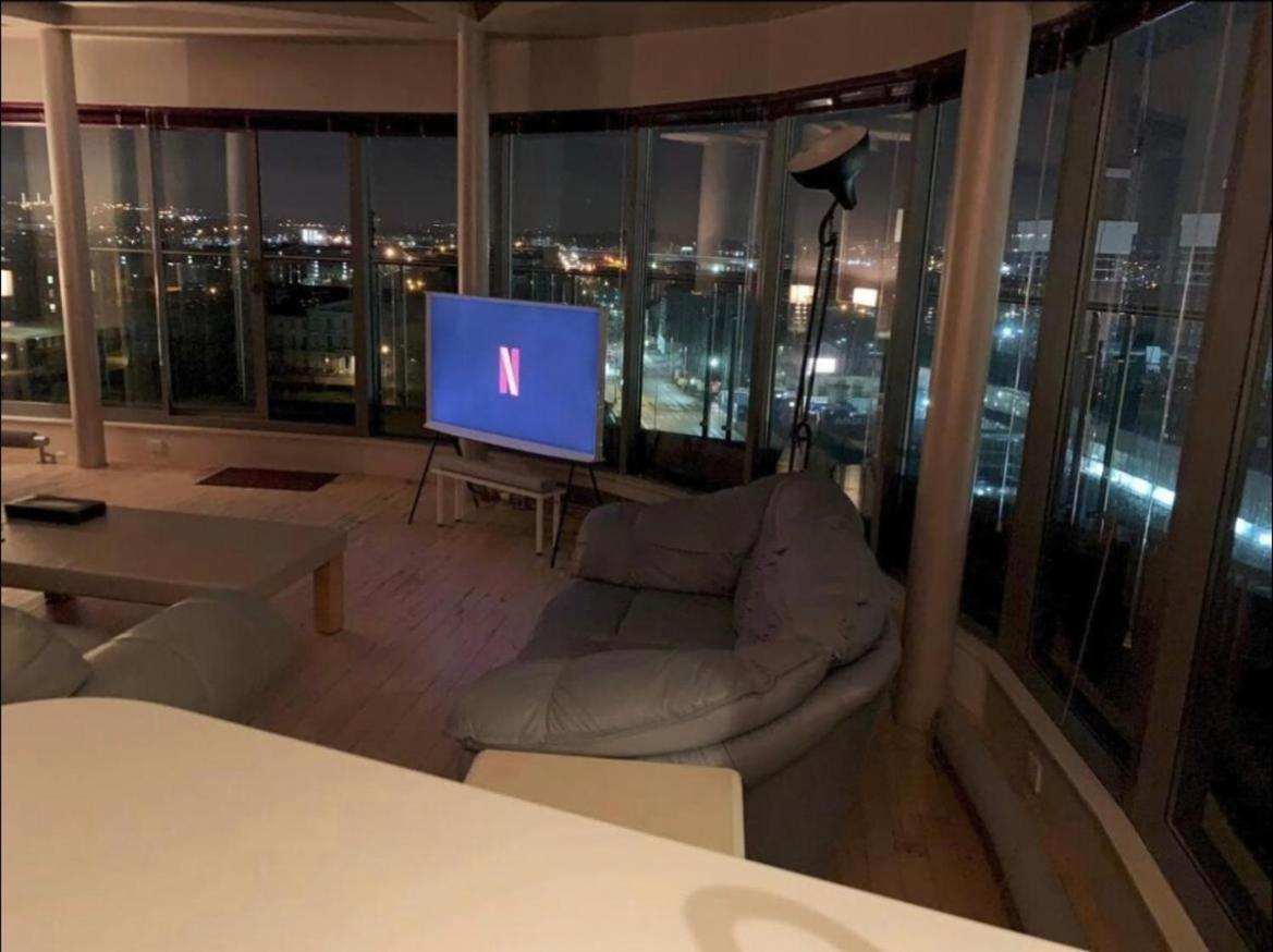 Designer Penthouse With Riverviews - G1 Centre, 3 Bedrooms, 2 Bathrooms, 1 Living / Kitchen. Full Floor, Wrap Around Terrace, Panoramic Views, Off Station / Buchanan Street Apartment