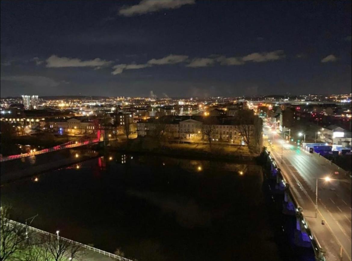Designer Penthouse With Riverviews - G1 Centre, 3 Bedrooms, 2 Bathrooms, 1 Living / Kitchen. Full Floor, Wrap Around Terrace, Panoramic Views, Off Station / Buchanan Street Apartment