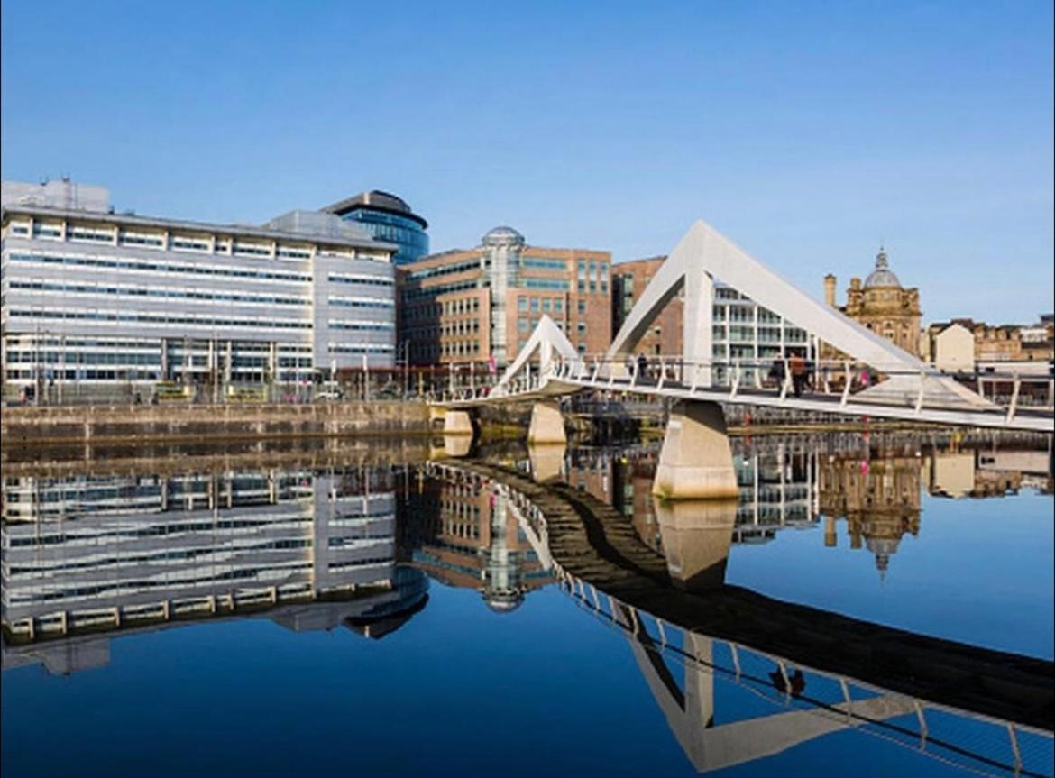 Apartment City Centre Flat With River Views And Parking