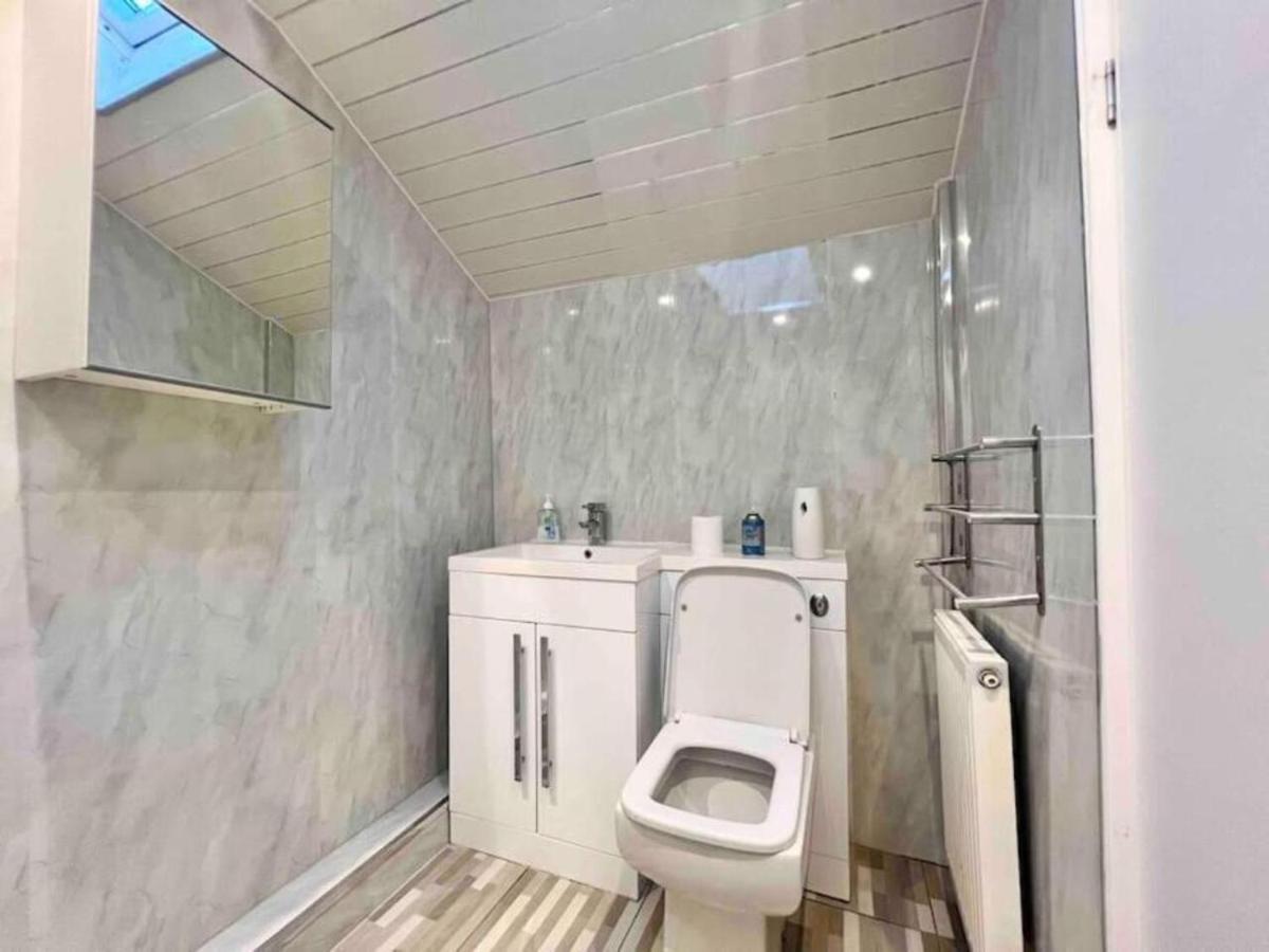 Spacious 3 Bedroom In - Free Parking Holiday home *
