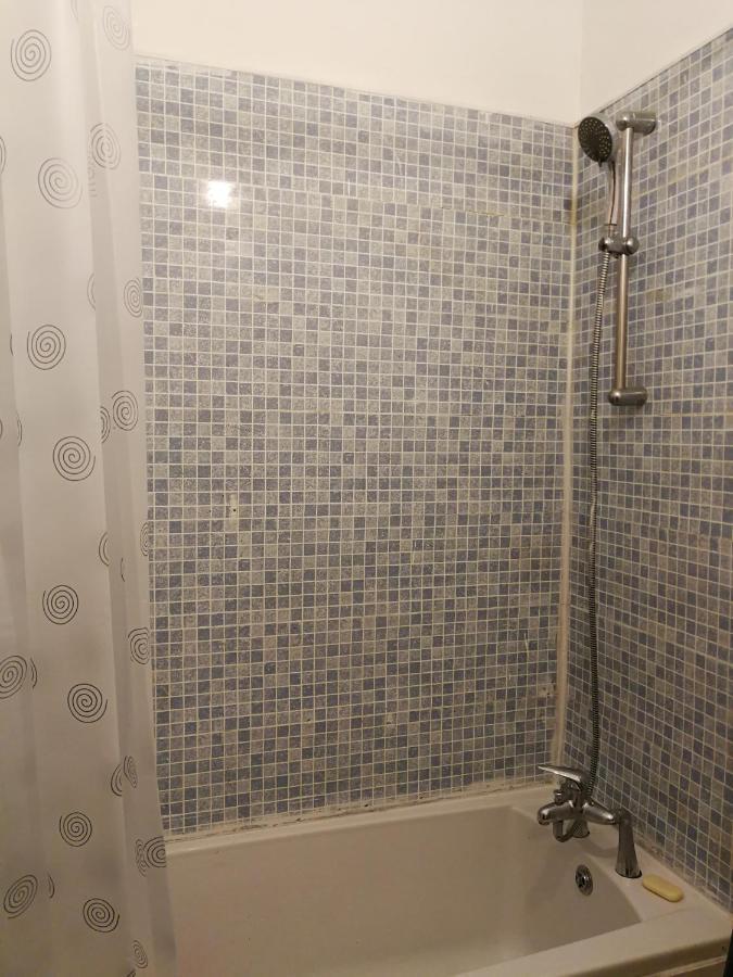 Guest house Budget Double Bedroom Near Centre And West End