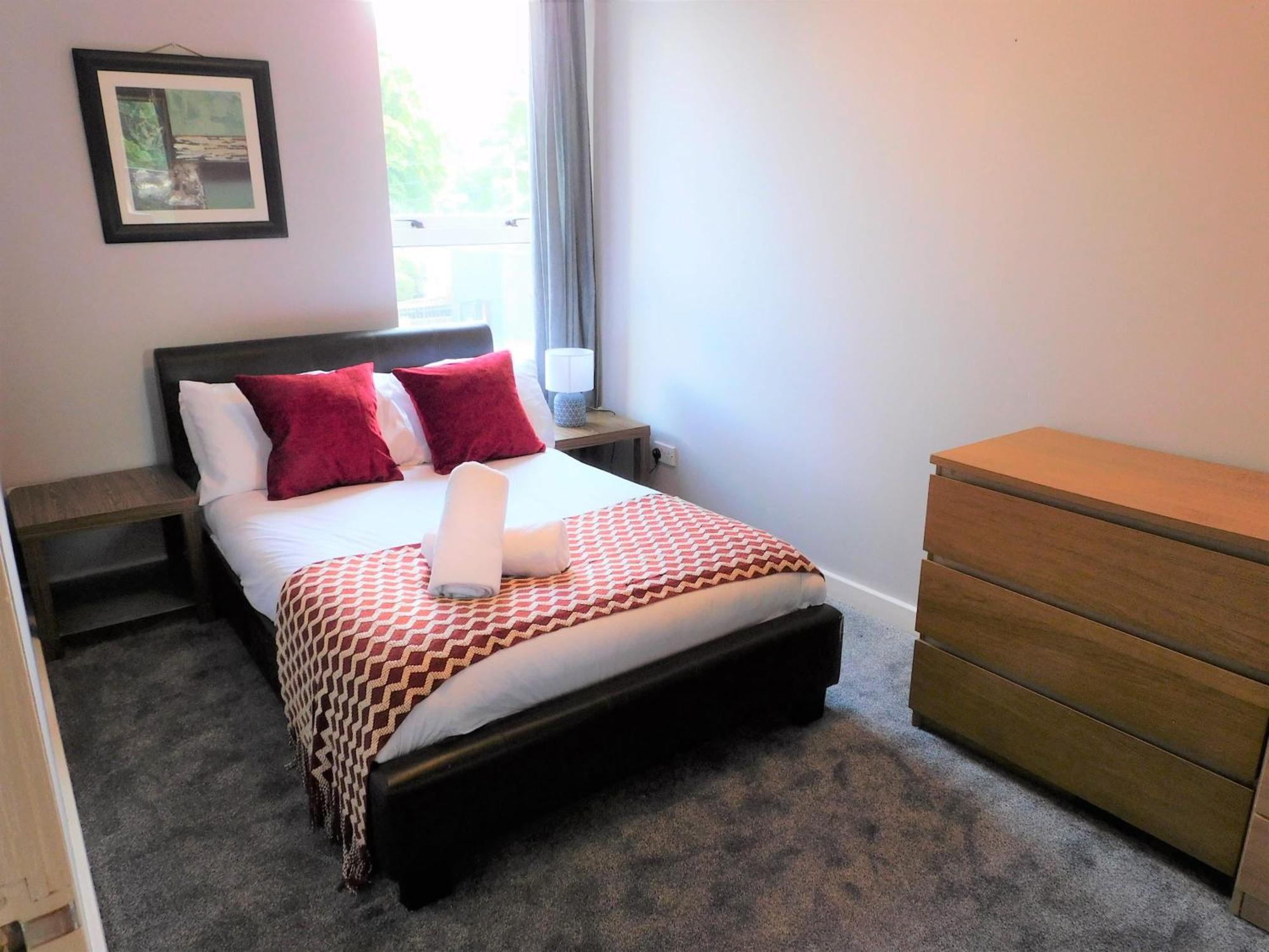 City Centre 2 Bedroom Apt, Close To M8 & Tourist Attractions *