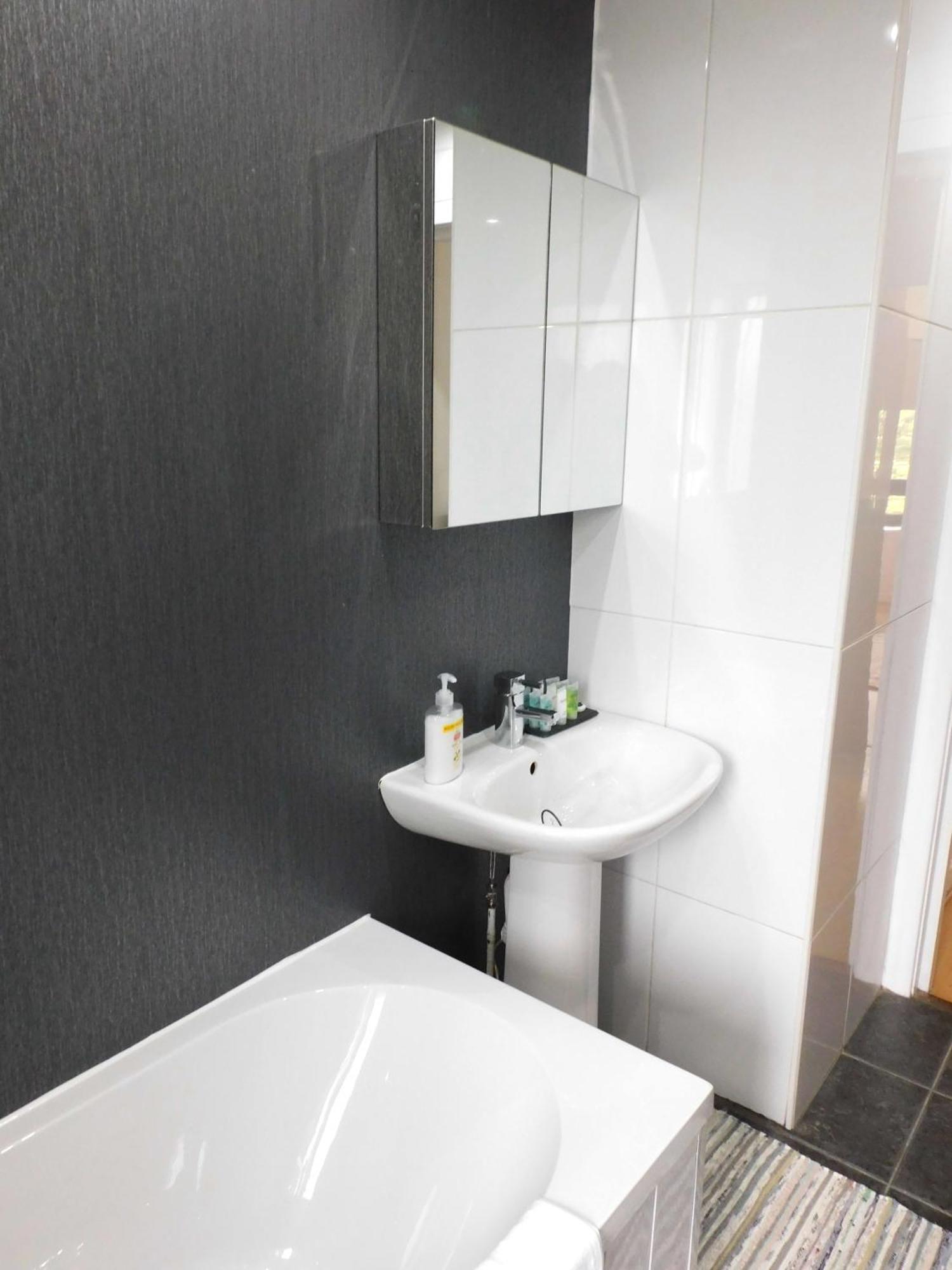 Charming 2 Bed Close To And Sec Hydro Glasgow
