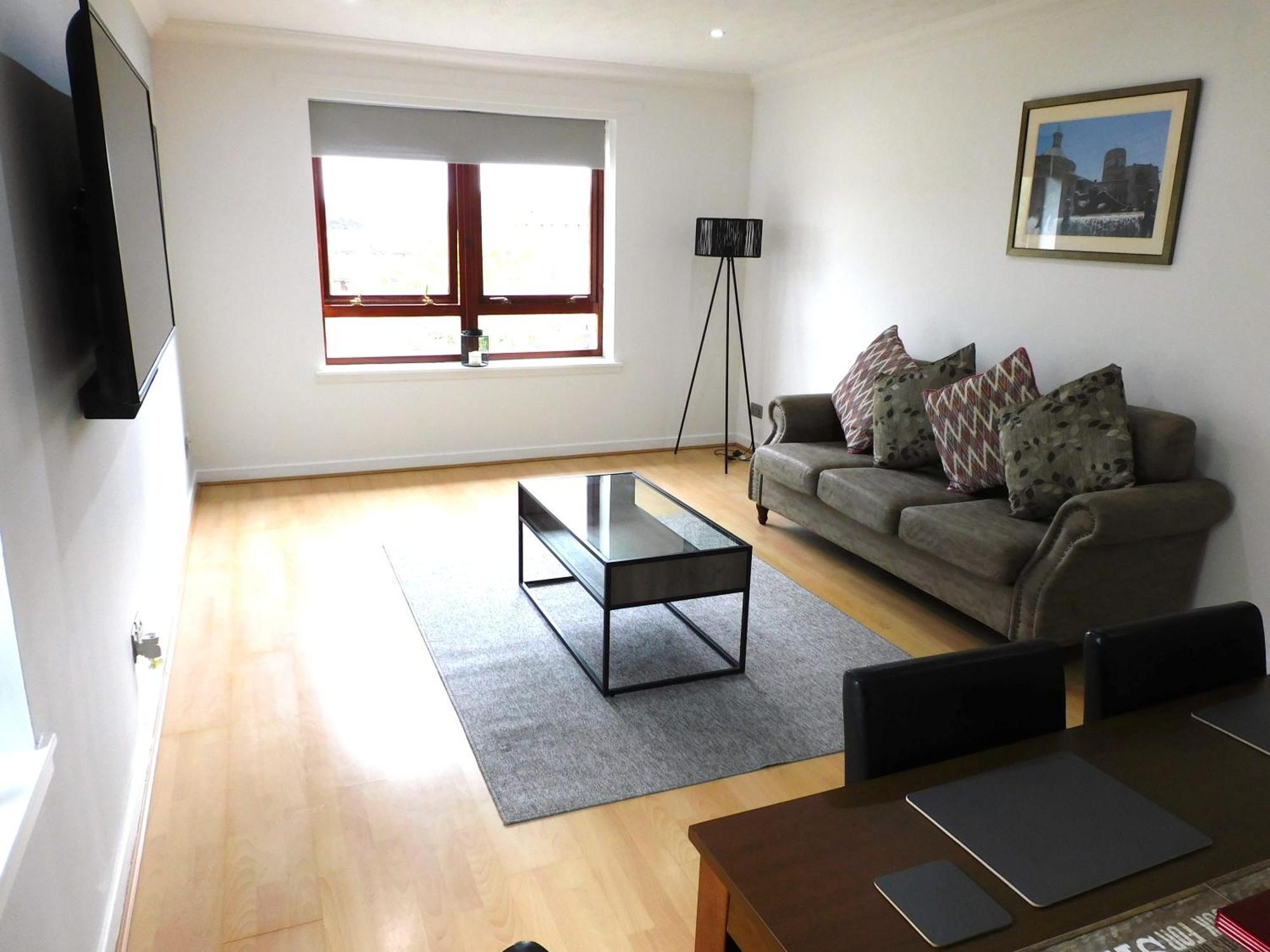 Charming 2 Bed Close To And Sec Hydro Apartment