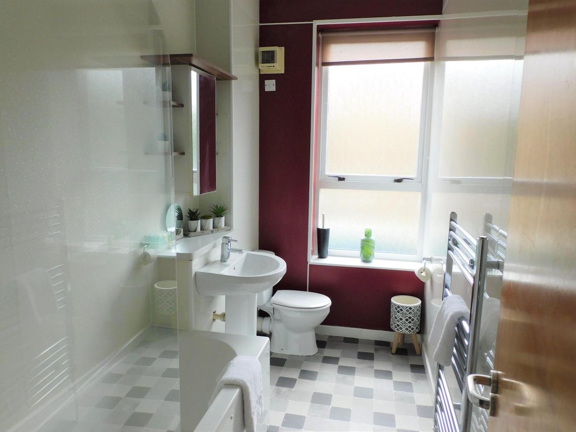City Centre 2 Bedroom Apt, Close To M8 & Tourist Attractions Glasgow