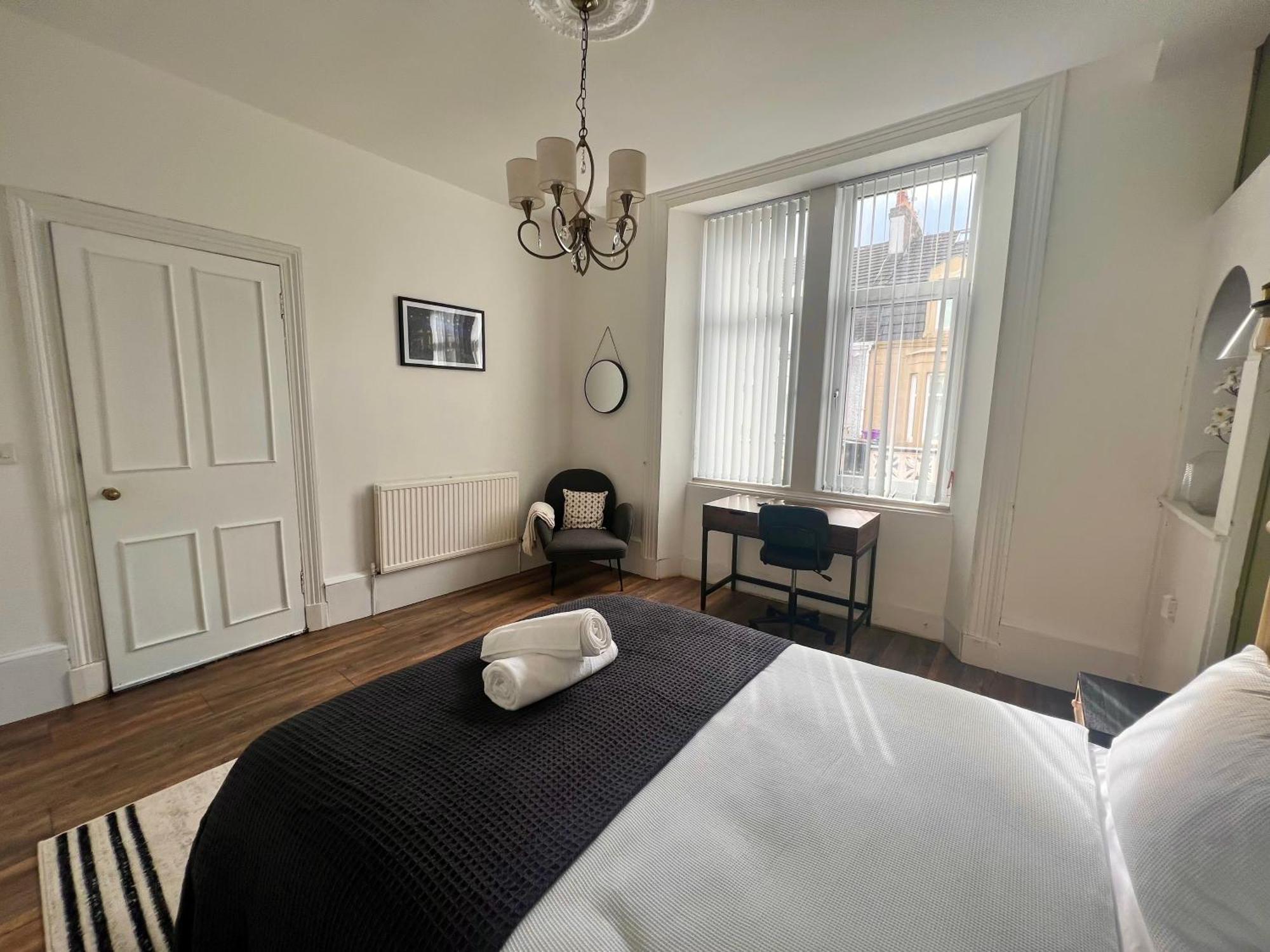 Spacious 3 Bedroom In - Free Parking Holiday home Glasgow