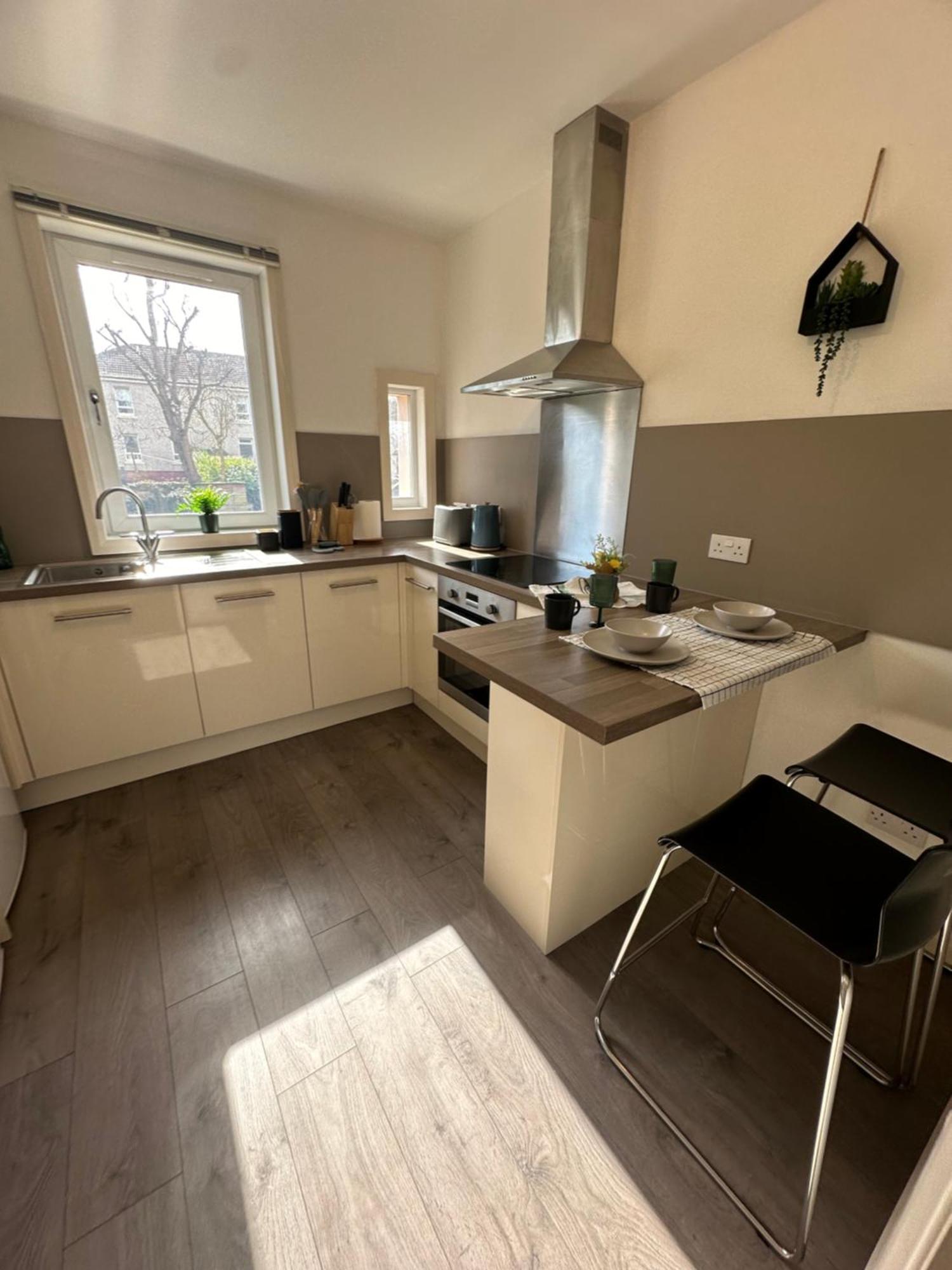 Modern Style , Separate Entrance * Glasgow