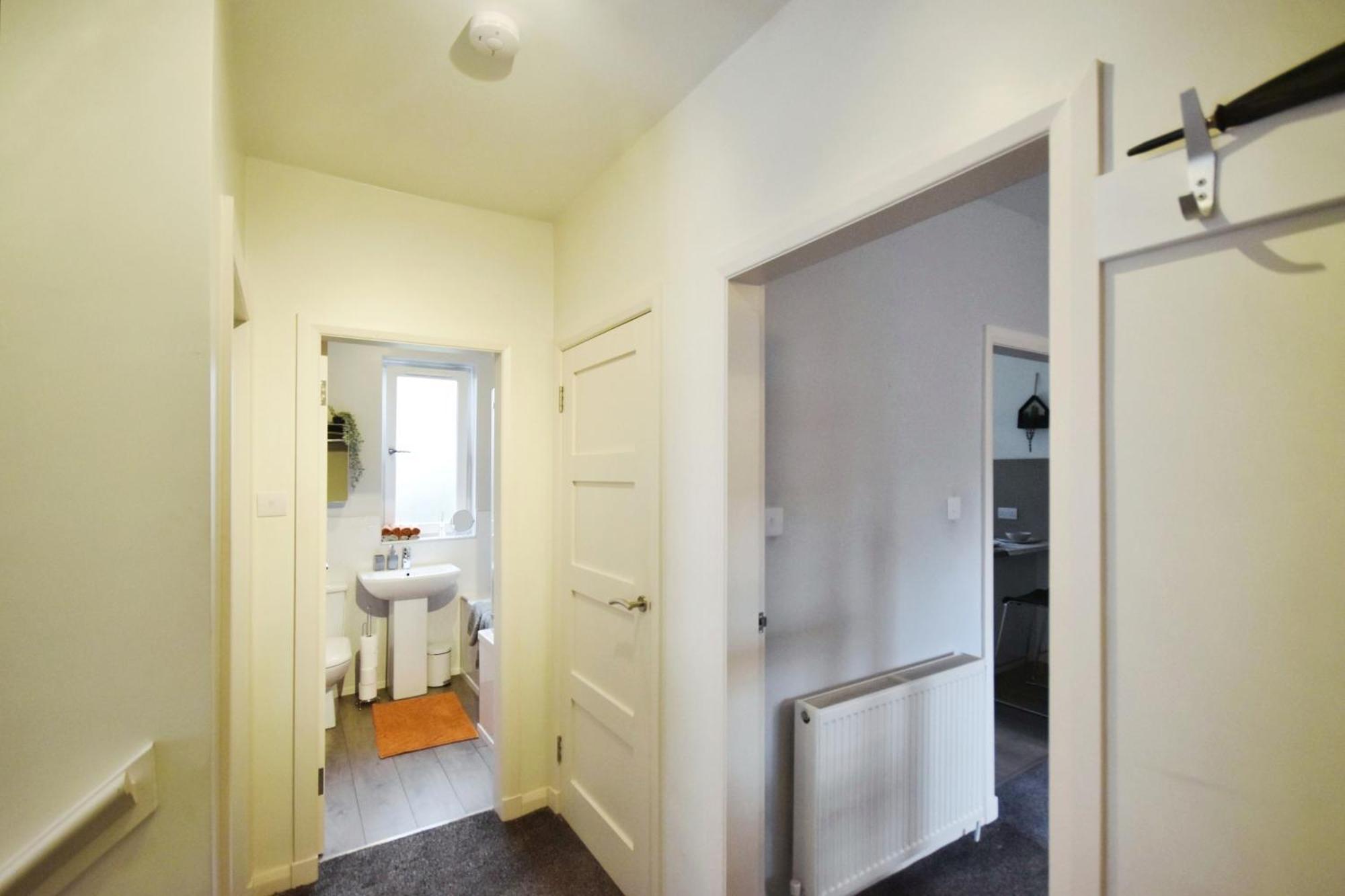 Modern Style , Separate Entrance Apartment Glasgow