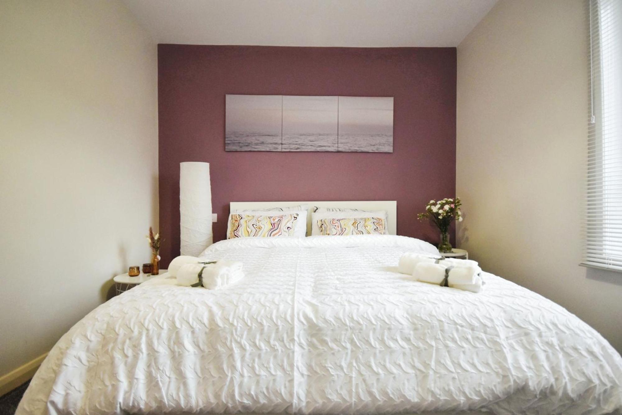 Modern Style , Separate Entrance Apartment Glasgow