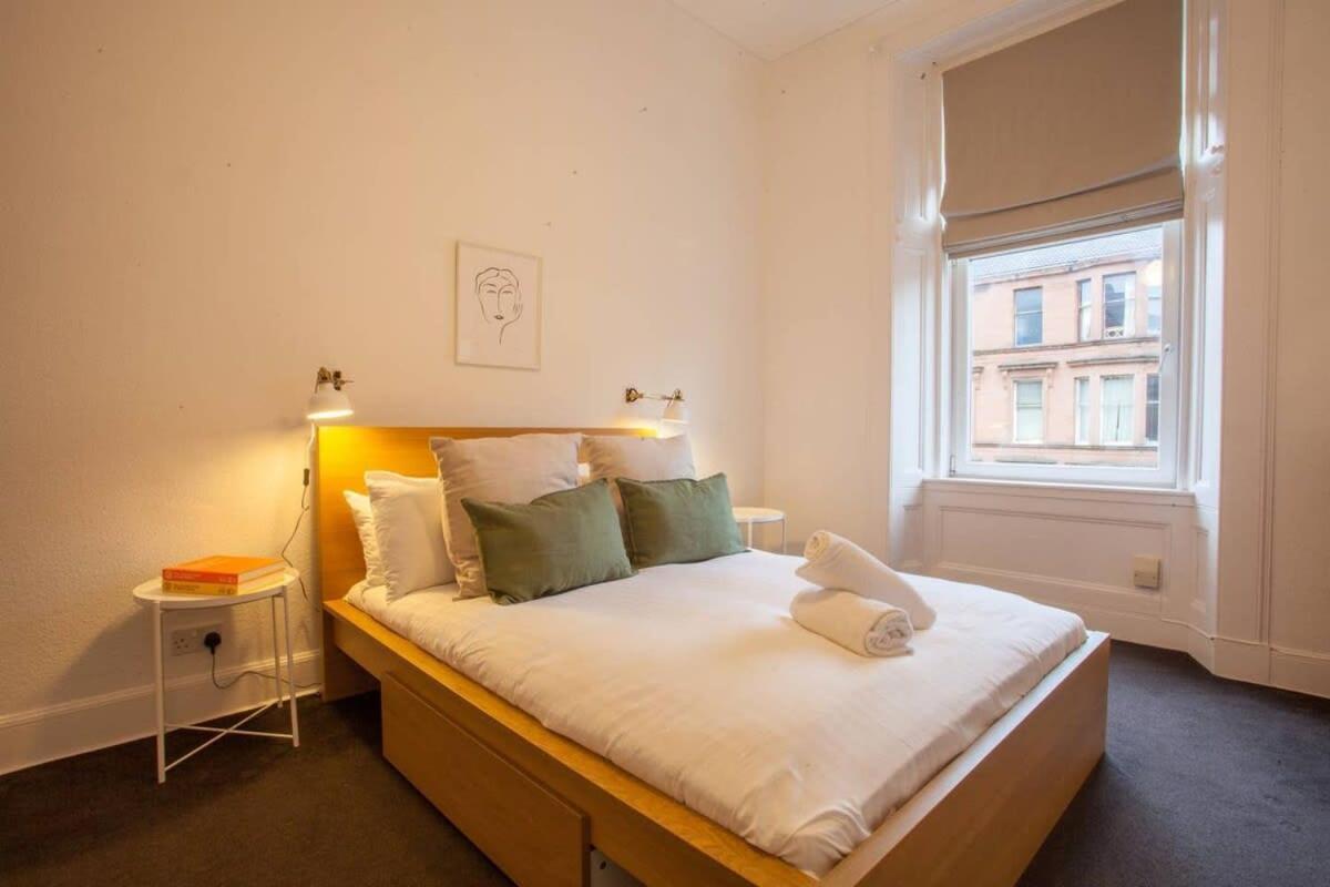 Stunning 2 Bed In Heart Of West End Apartment *