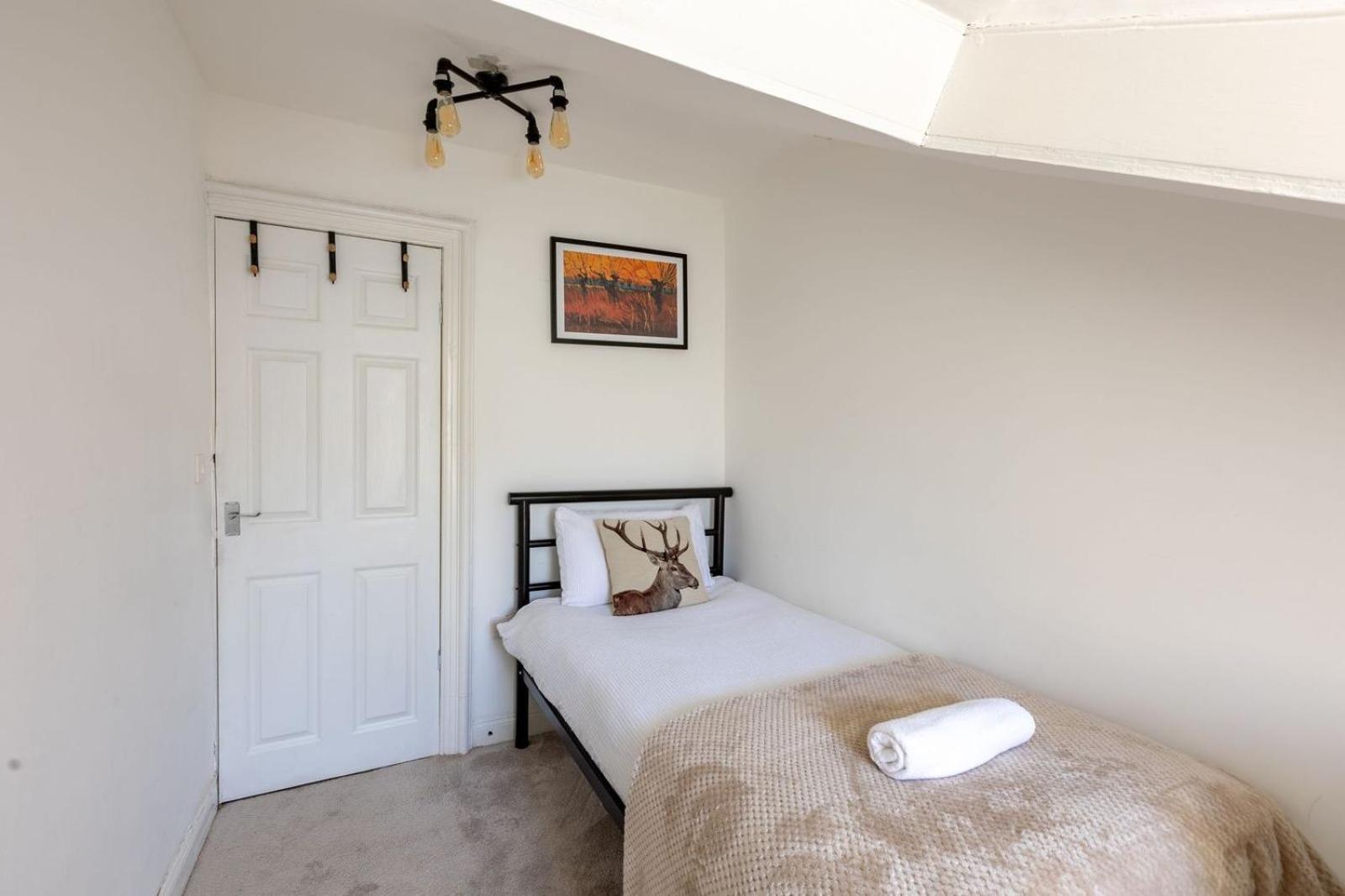 Spacious 3 Bedroom In - Free Parking Glasgow