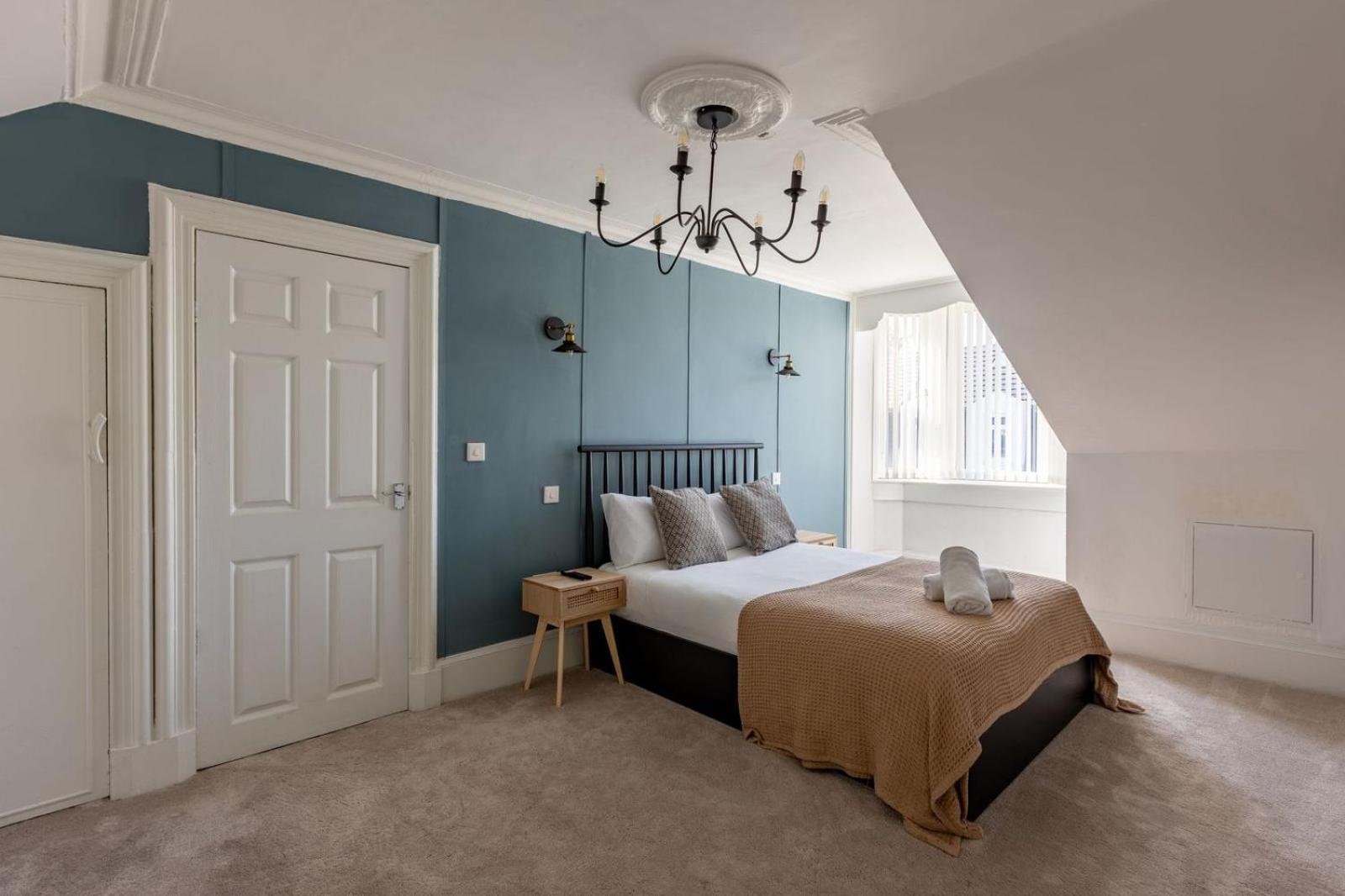 Spacious 3 Bedroom In - Free Parking