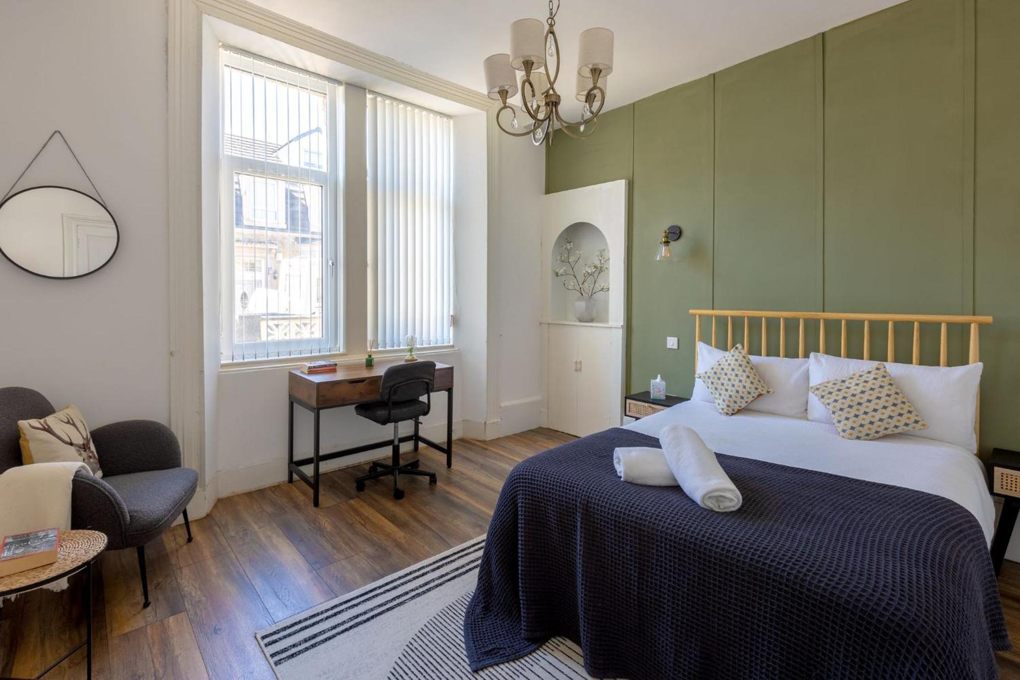 Spacious 3 Bedroom In - Free Parking Glasgow