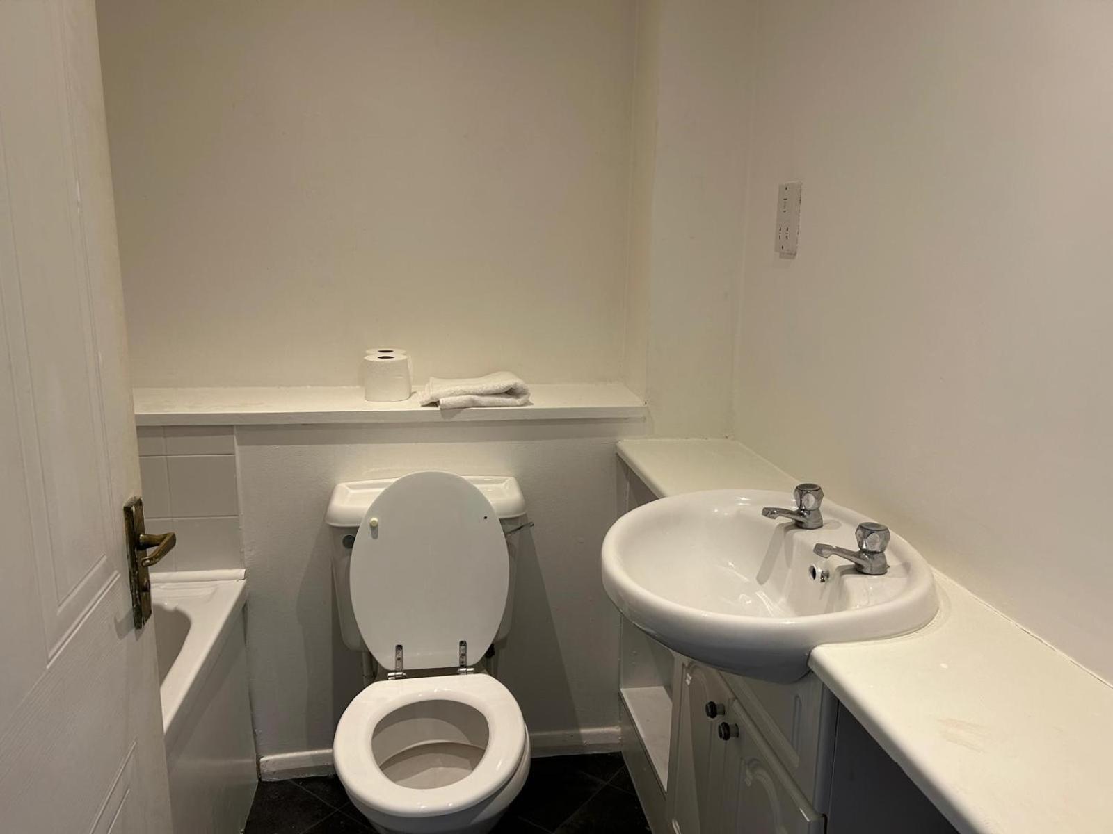 Comfortable 2 Bed For Contractor & Families Glasgow