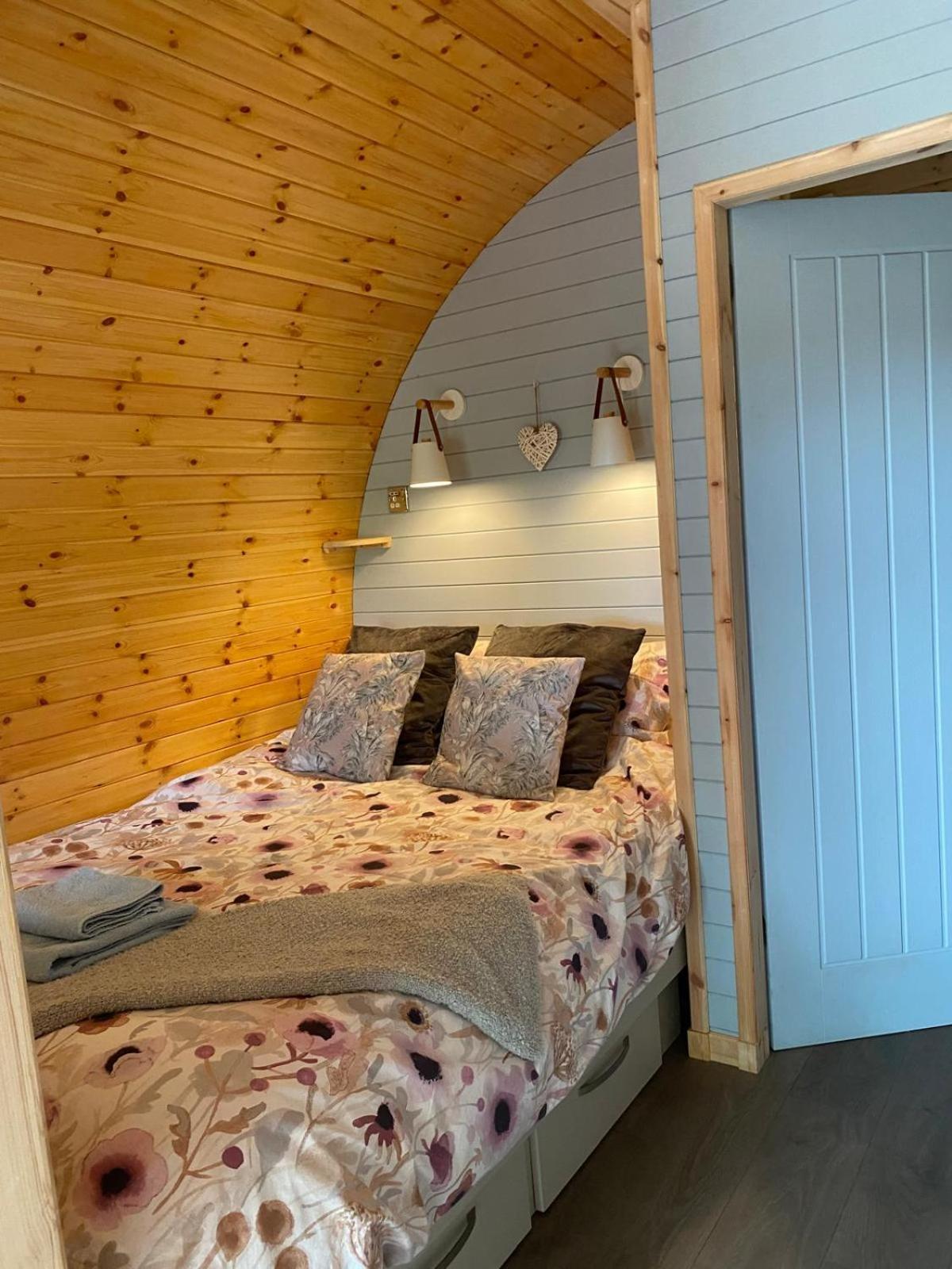 Campsie Luxury Pods With Hot Tub * Glasgow