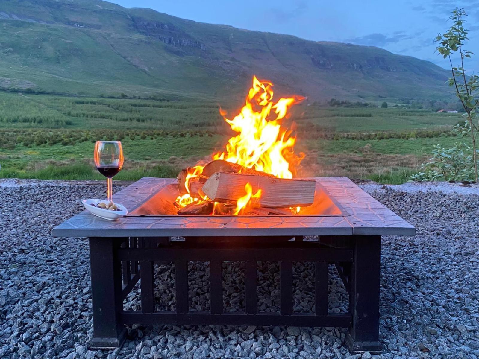 Campsie Luxury Pods With Hot Tub *