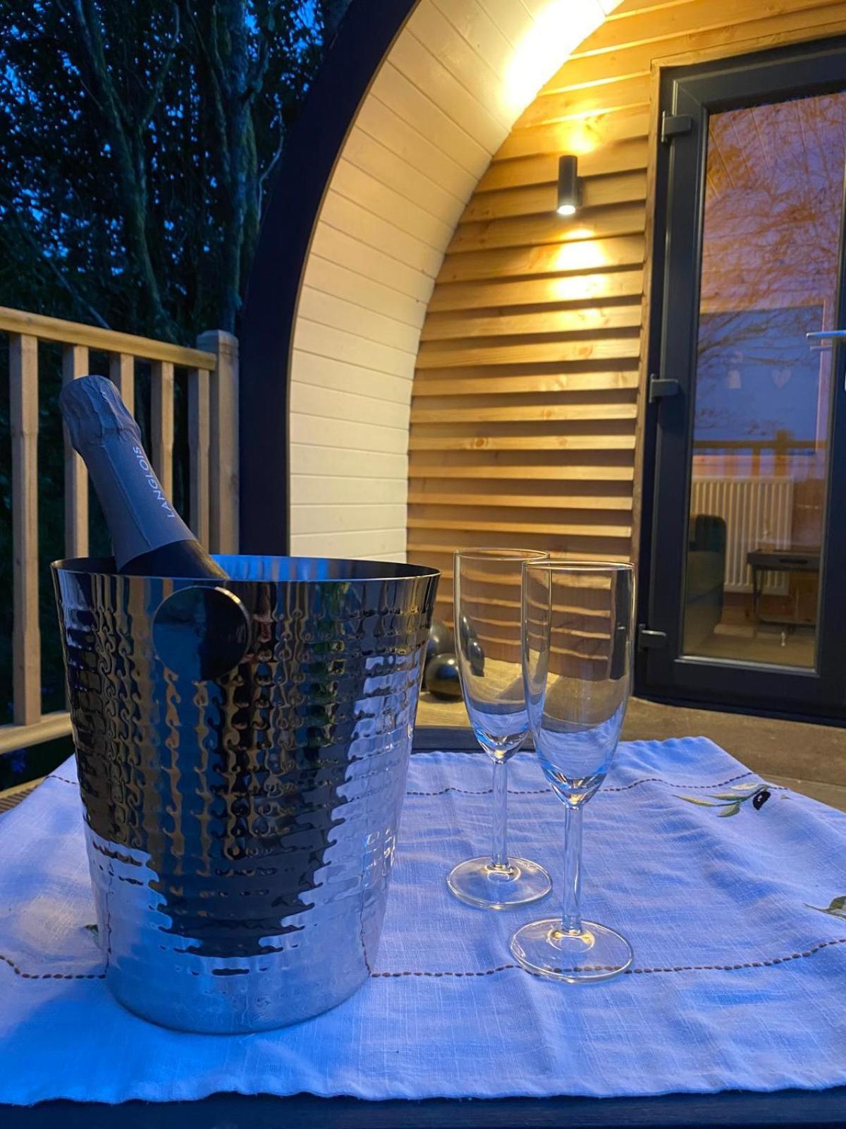 Campsie Luxury Pods With Hot Tub Glasgow